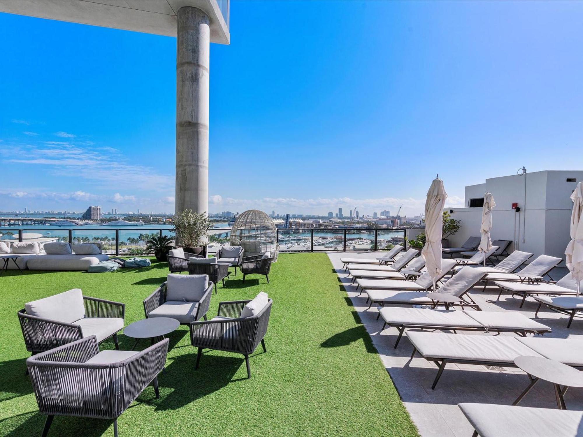 Apartment Mvr - Watch Sunsets Over From Your Balcony
