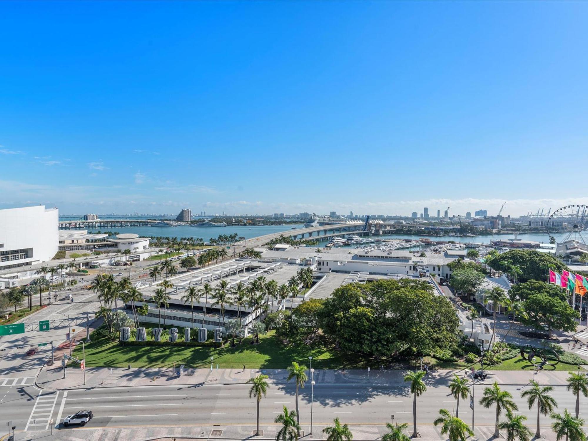 Mvr - Watch Sunsets Over From Your Balcony Apartment *